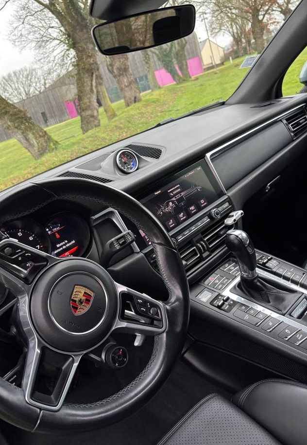 PORSCHE MACAN