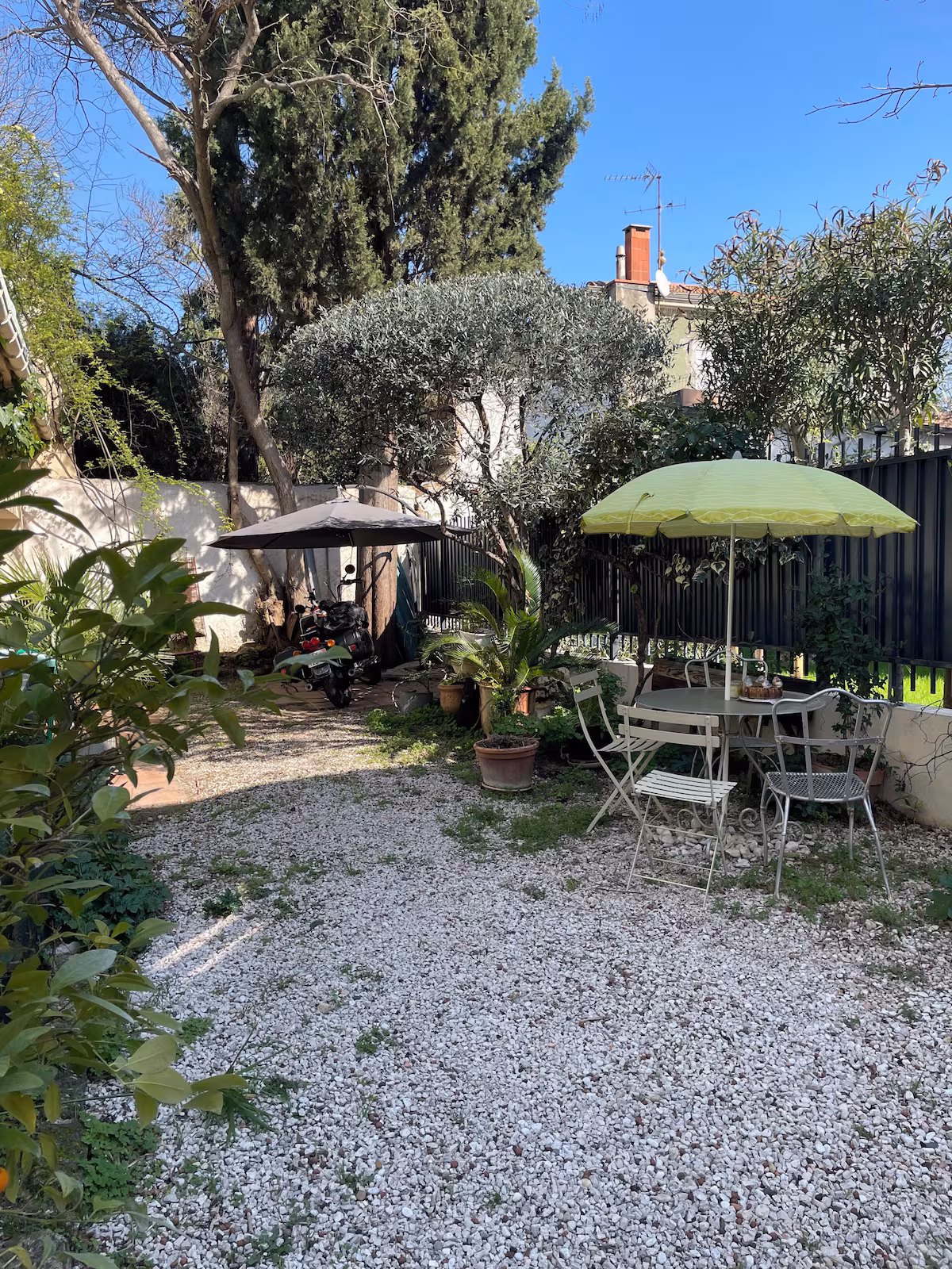STUDIO CLIMATISÉ, CALME ET ENSOLEILLÉ, CENTRE VILLE, COIN JARDIN