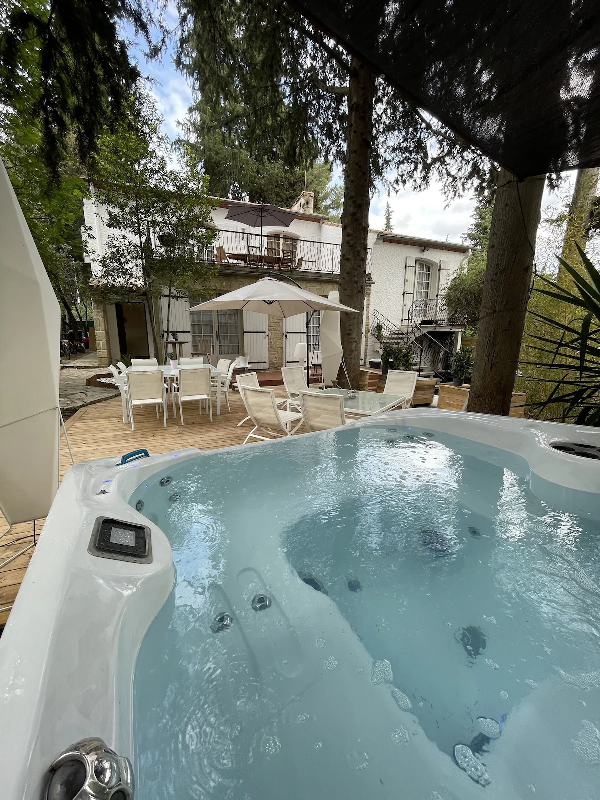 Le jardin des poetes villa de charme avec spa exterieur en centre ville