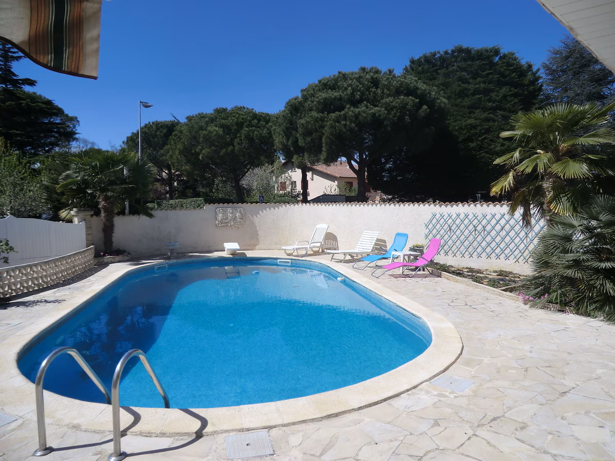 Dans villa, appartement indépendant 130 m2 climatisé. Piscine 10x5